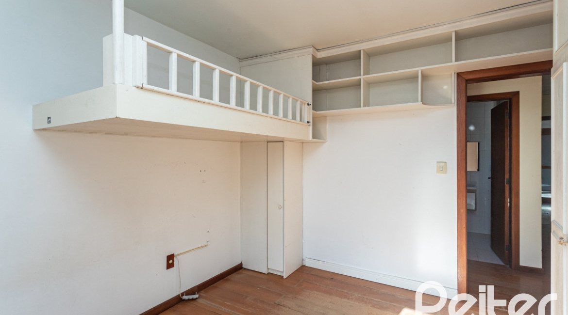Casa à venda com 280m², 4 dormitórios, 1 suíte, 4 vagas, no bairro Ipanema em Porto Alegre