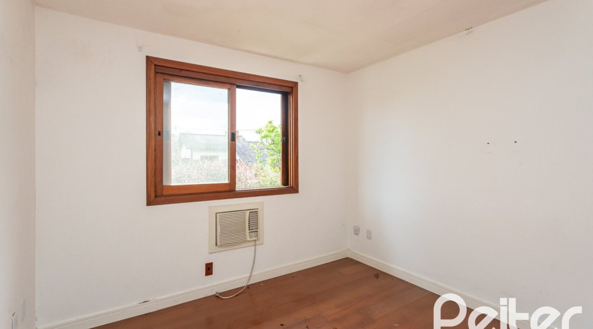Casa à venda com 280m², 4 dormitórios, 1 suíte, 4 vagas, no bairro Ipanema em Porto Alegre