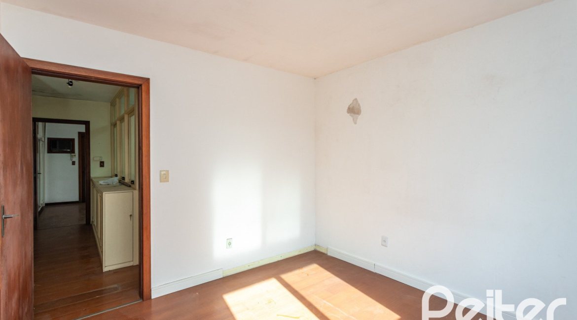 Casa à venda com 280m², 4 dormitórios, 1 suíte, 4 vagas, no bairro Ipanema em Porto Alegre