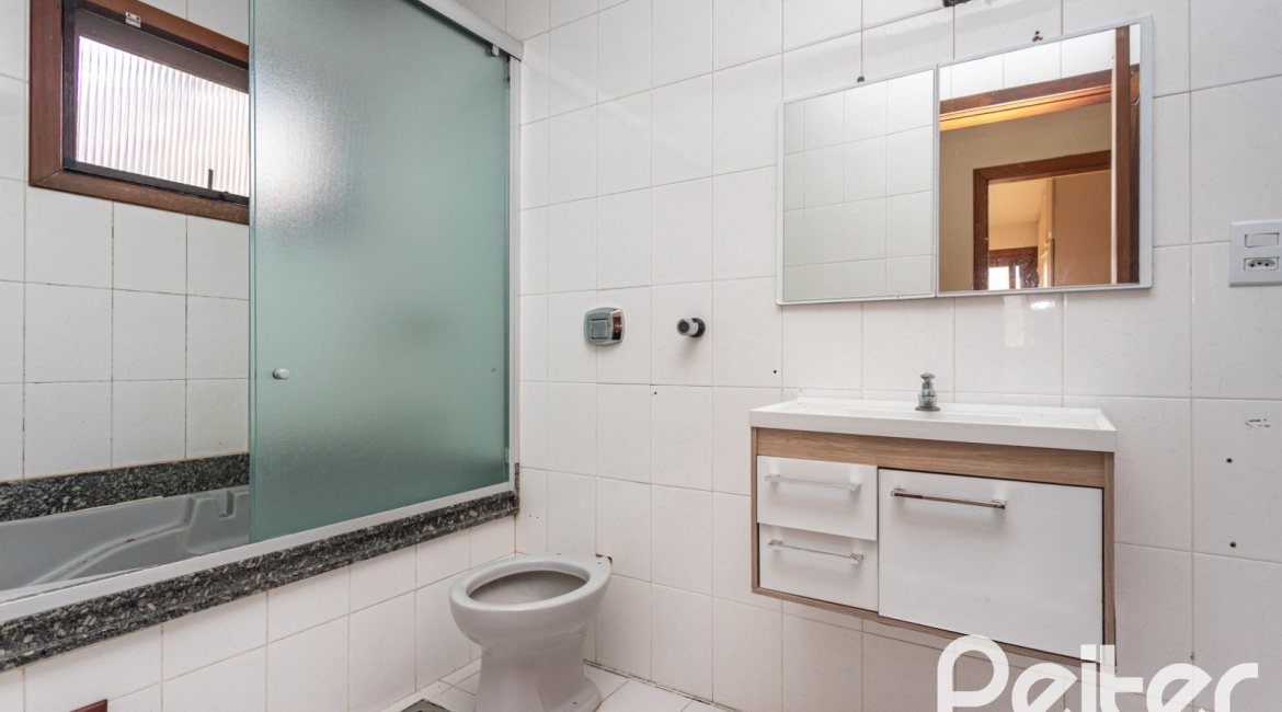 Casa à venda com 280m², 4 dormitórios, 1 suíte, 4 vagas, no bairro Ipanema em Porto Alegre