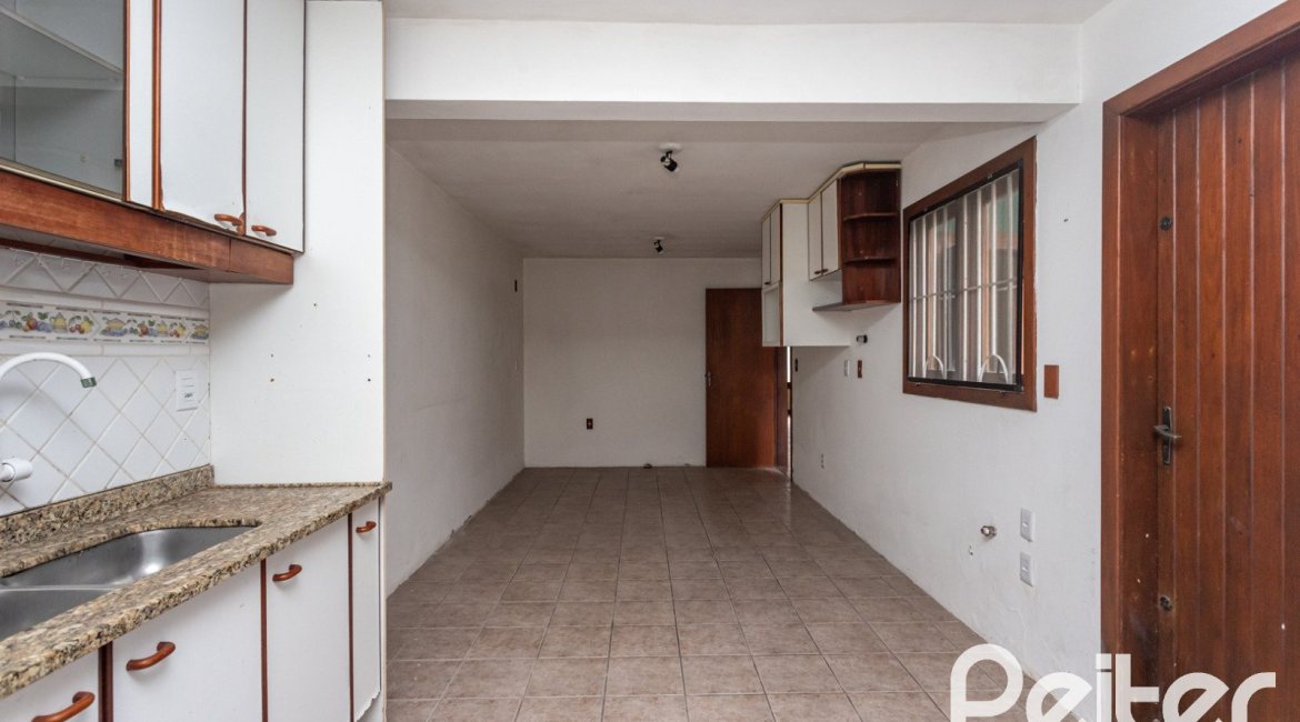 Casa à venda com 280m², 4 dormitórios, 1 suíte, 4 vagas, no bairro Ipanema em Porto Alegre