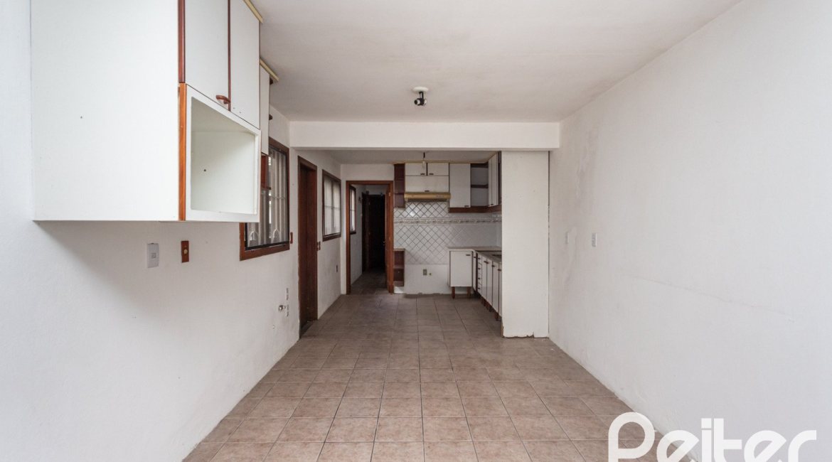 Casa à venda com 280m², 4 dormitórios, 1 suíte, 4 vagas, no bairro Ipanema em Porto Alegre