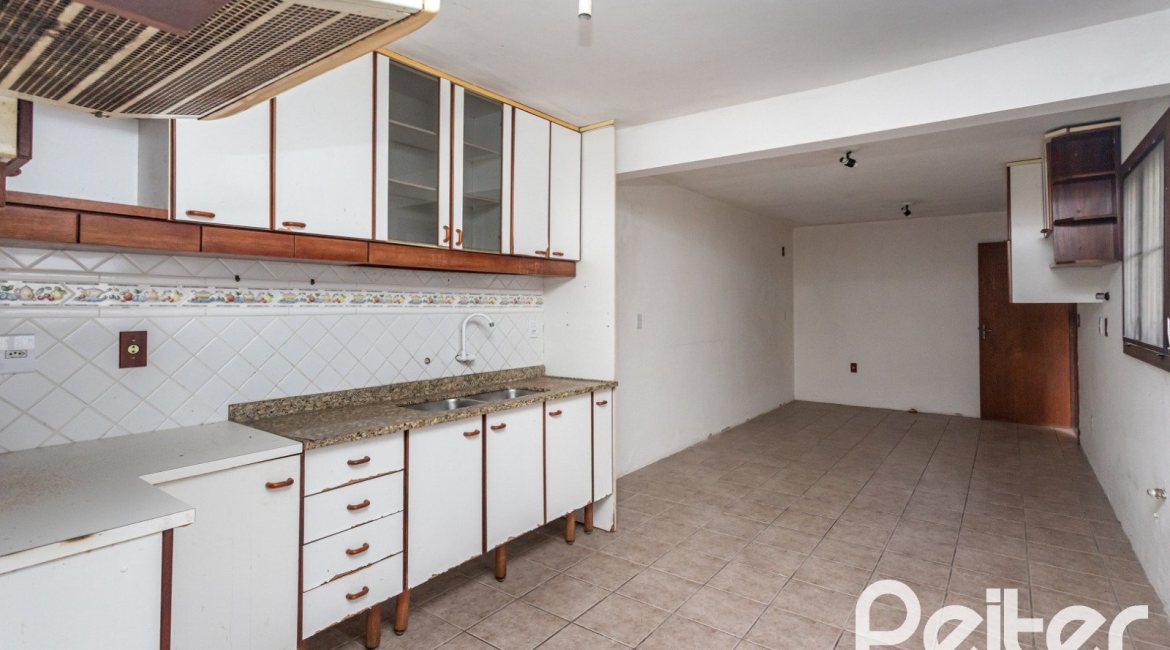 Casa à venda com 280m², 4 dormitórios, 1 suíte, 4 vagas, no bairro Ipanema em Porto Alegre