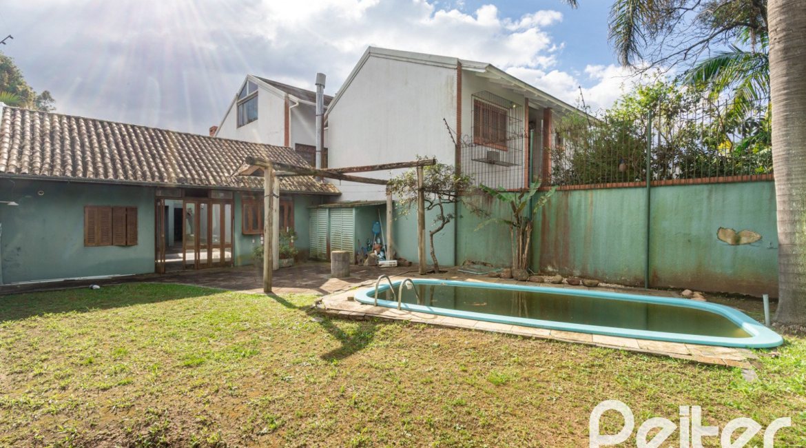 Casa à venda com 280m², 4 dormitórios, 1 suíte, 4 vagas, no bairro Ipanema em Porto Alegre