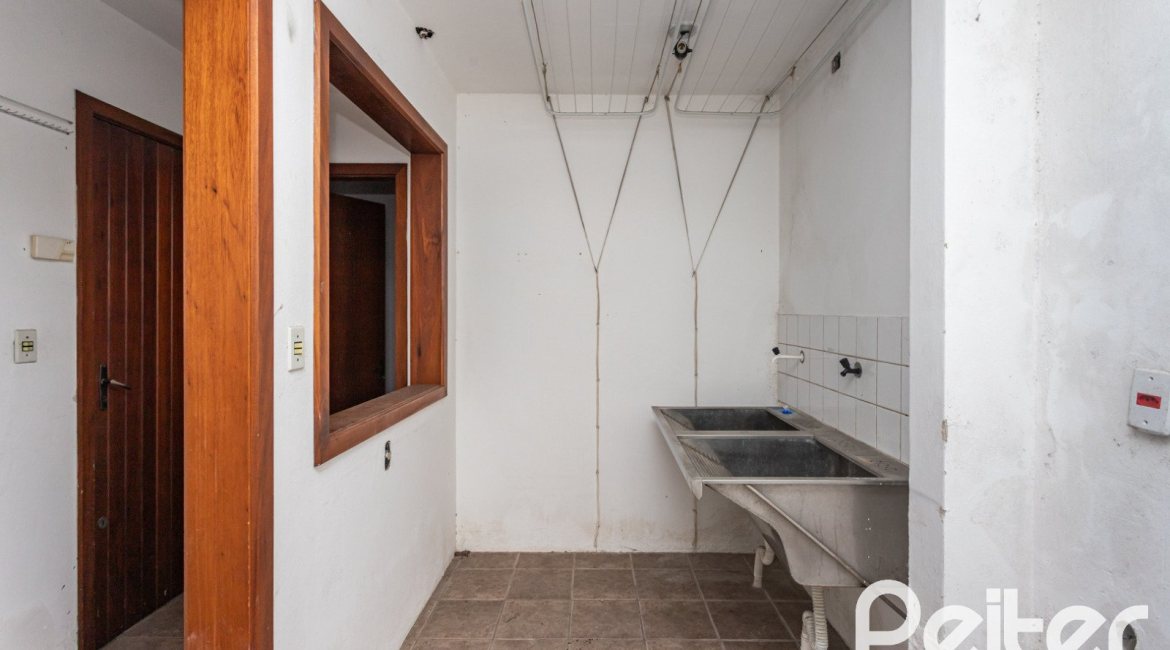 Casa à venda com 280m², 4 dormitórios, 1 suíte, 4 vagas, no bairro Ipanema em Porto Alegre