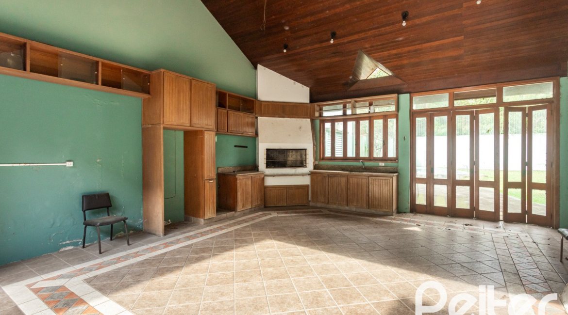 Casa à venda com 280m², 4 dormitórios, 1 suíte, 4 vagas, no bairro Ipanema em Porto Alegre
