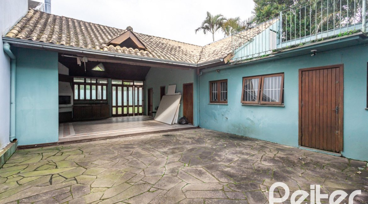 Casa à venda com 280m², 4 dormitórios, 1 suíte, 4 vagas, no bairro Ipanema em Porto Alegre