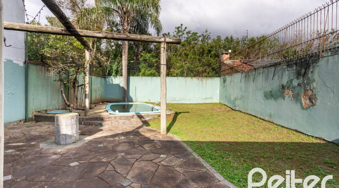 Casa à venda com 280m², 4 dormitórios, 1 suíte, 4 vagas, no bairro Ipanema em Porto Alegre