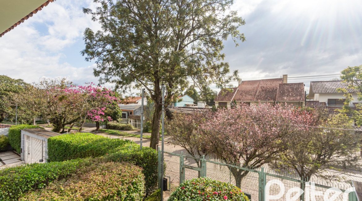 Casa à venda com 280m², 4 dormitórios, 1 suíte, 4 vagas, no bairro Ipanema em Porto Alegre