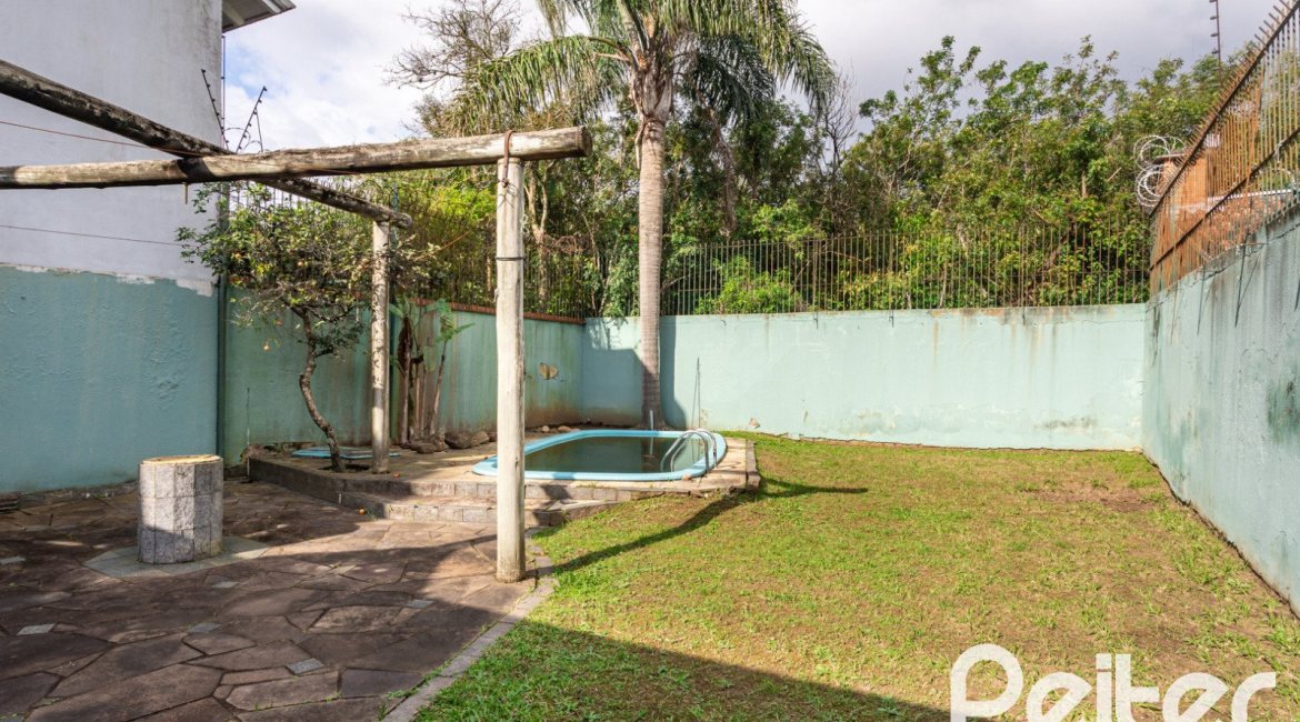 Casa à venda com 280m², 4 dormitórios, 1 suíte, 4 vagas, no bairro Ipanema em Porto Alegre