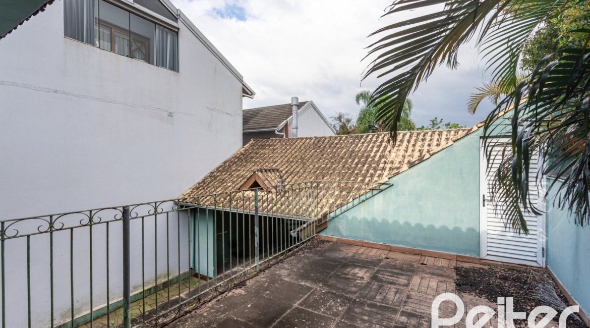 Casa à venda com 280m², 4 dormitórios, 1 suíte, 4 vagas, no bairro Ipanema em Porto Alegre
