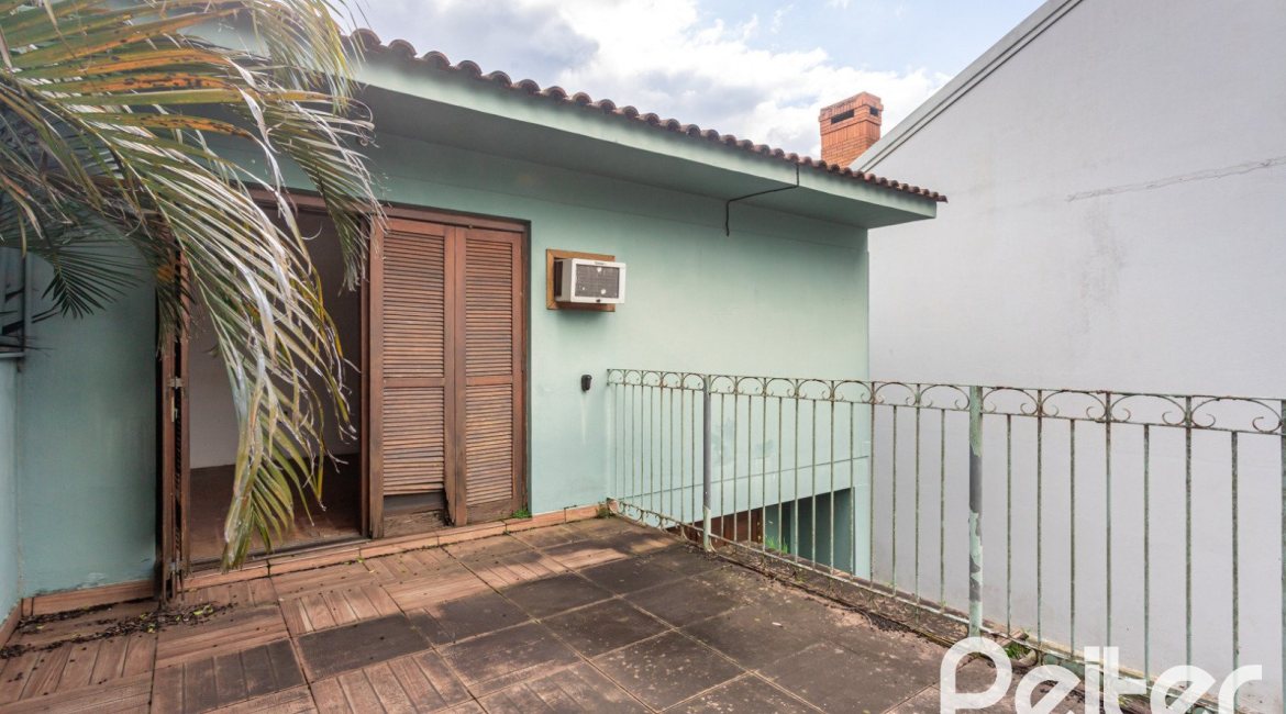 Casa à venda com 280m², 4 dormitórios, 1 suíte, 4 vagas, no bairro Ipanema em Porto Alegre