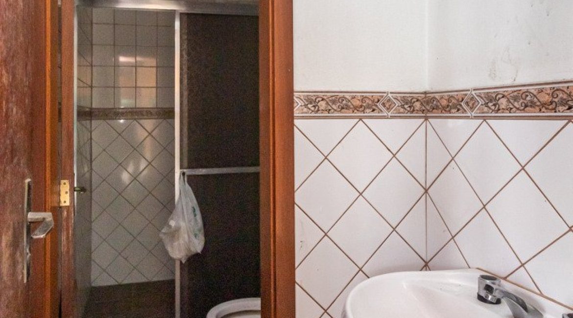 Casa à venda com 280m², 4 dormitórios, 1 suíte, 4 vagas, no bairro Ipanema em Porto Alegre