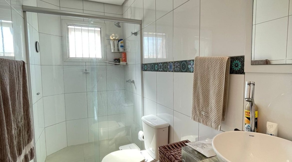 Casa em Condomínio à venda com 105m², 3 dormitórios, 1 suíte, 2 vagas, no bairro Tristeza em Porto Alegre