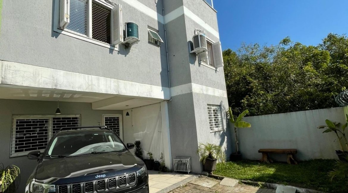 Casa em Condomínio à venda com 105m², 3 dormitórios, 1 suíte, 2 vagas, no bairro Tristeza em Porto Alegre