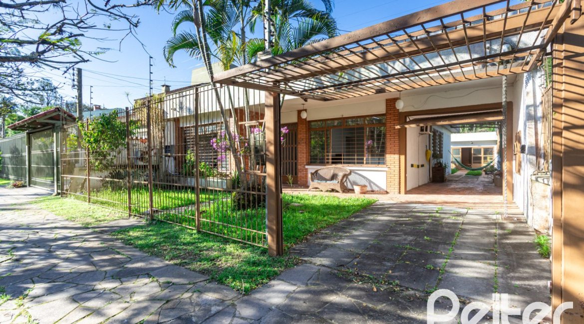 Casa à venda com 203m², 3 dormitórios, 1 suíte, 4 vagas, no bairro Ipanema em Porto Alegre