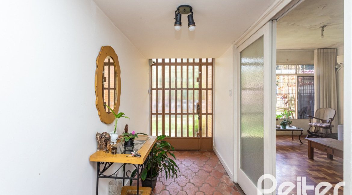 Casa à venda com 203m², 3 dormitórios, 1 suíte, 4 vagas, no bairro Ipanema em Porto Alegre