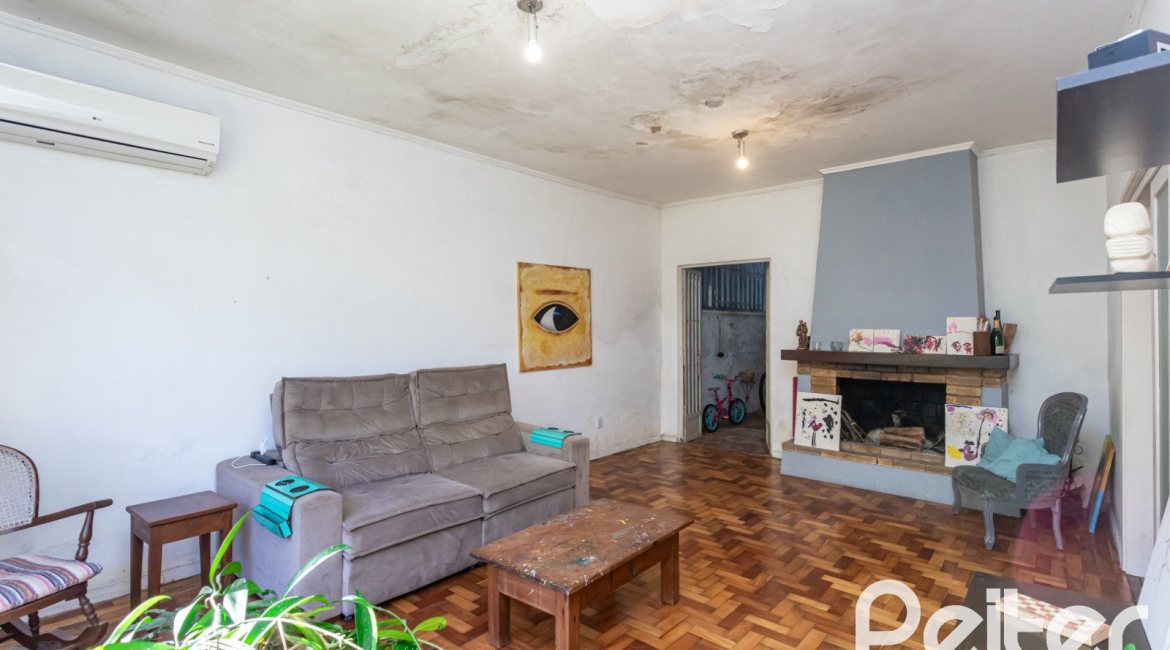 Casa à venda com 203m², 3 dormitórios, 1 suíte, 4 vagas, no bairro Ipanema em Porto Alegre