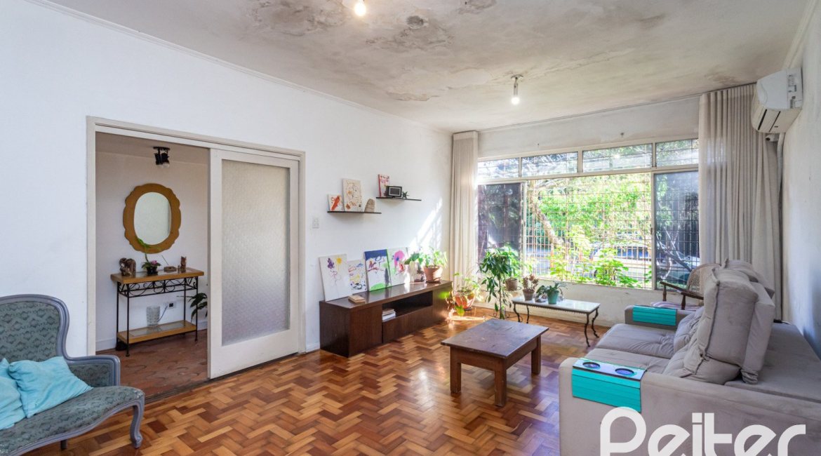 Casa à venda com 203m², 3 dormitórios, 1 suíte, 4 vagas, no bairro Ipanema em Porto Alegre