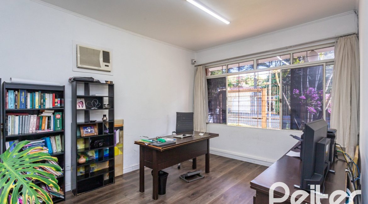 Casa à venda com 203m², 3 dormitórios, 1 suíte, 4 vagas, no bairro Ipanema em Porto Alegre