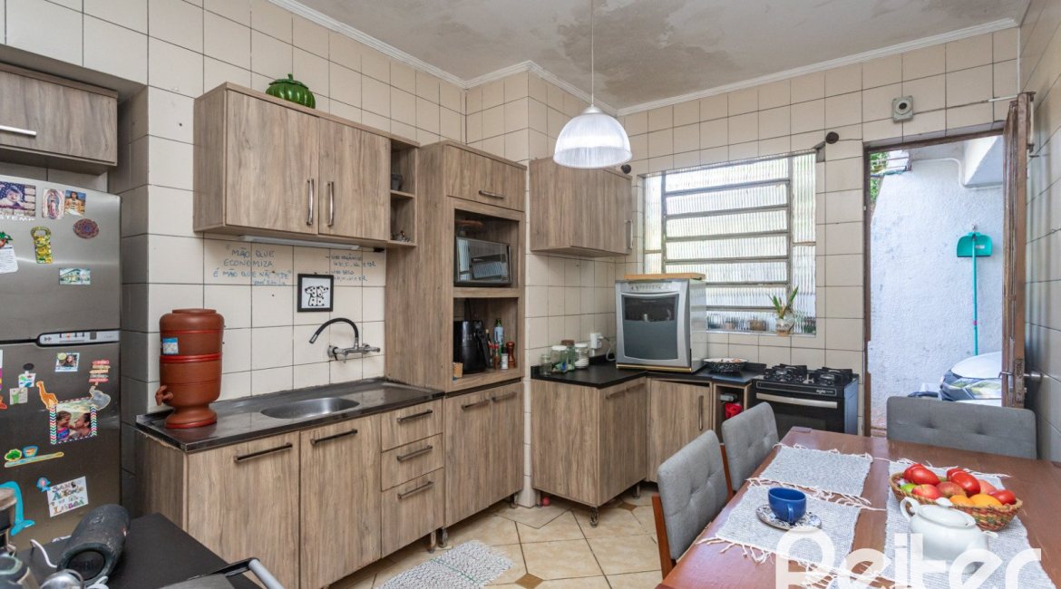 Casa à venda com 203m², 3 dormitórios, 1 suíte, 4 vagas, no bairro Ipanema em Porto Alegre