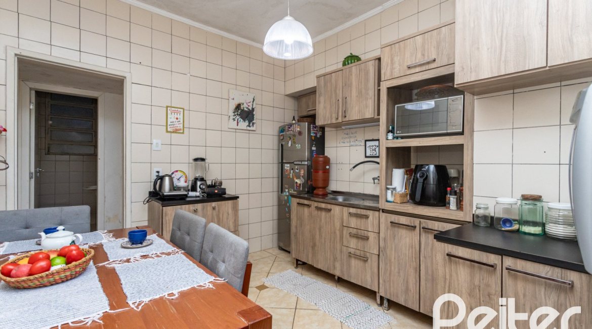 Casa à venda com 203m², 3 dormitórios, 1 suíte, 4 vagas, no bairro Ipanema em Porto Alegre