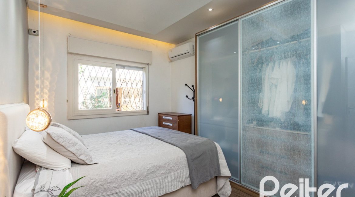 Casa à venda com 203m², 3 dormitórios, 1 suíte, 4 vagas, no bairro Ipanema em Porto Alegre