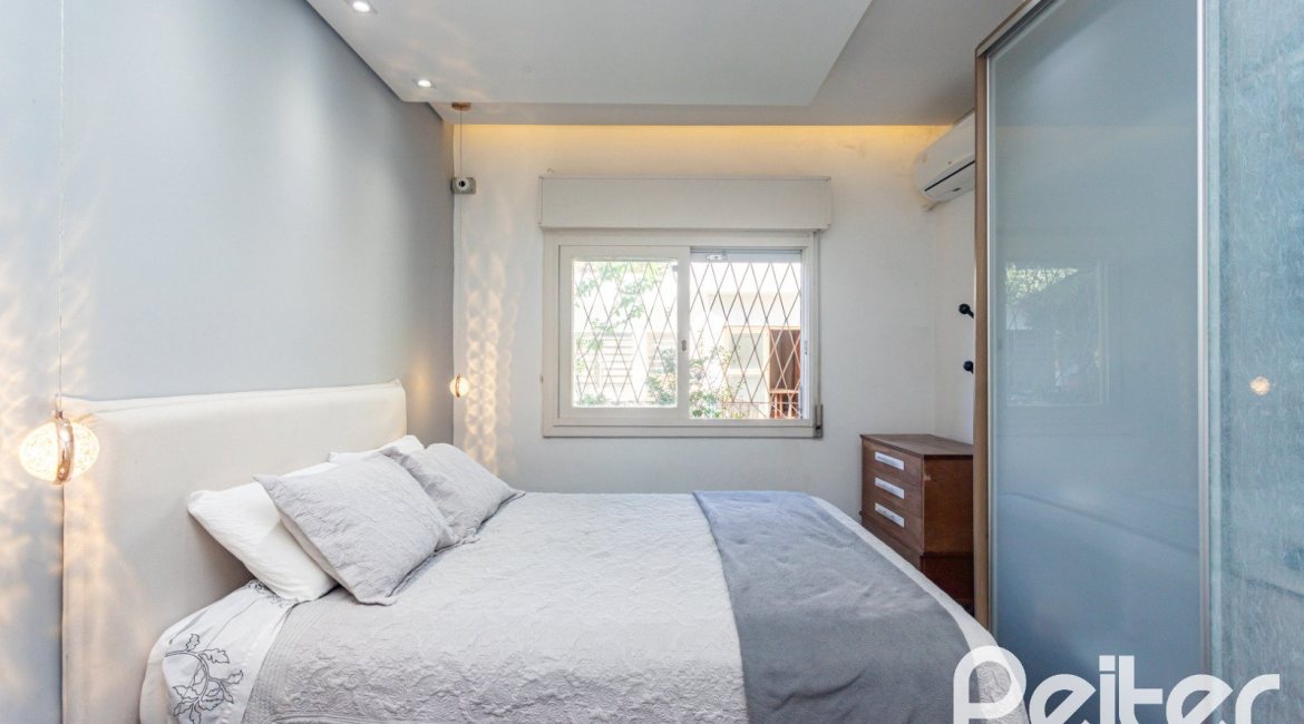 Casa à venda com 203m², 3 dormitórios, 1 suíte, 4 vagas, no bairro Ipanema em Porto Alegre