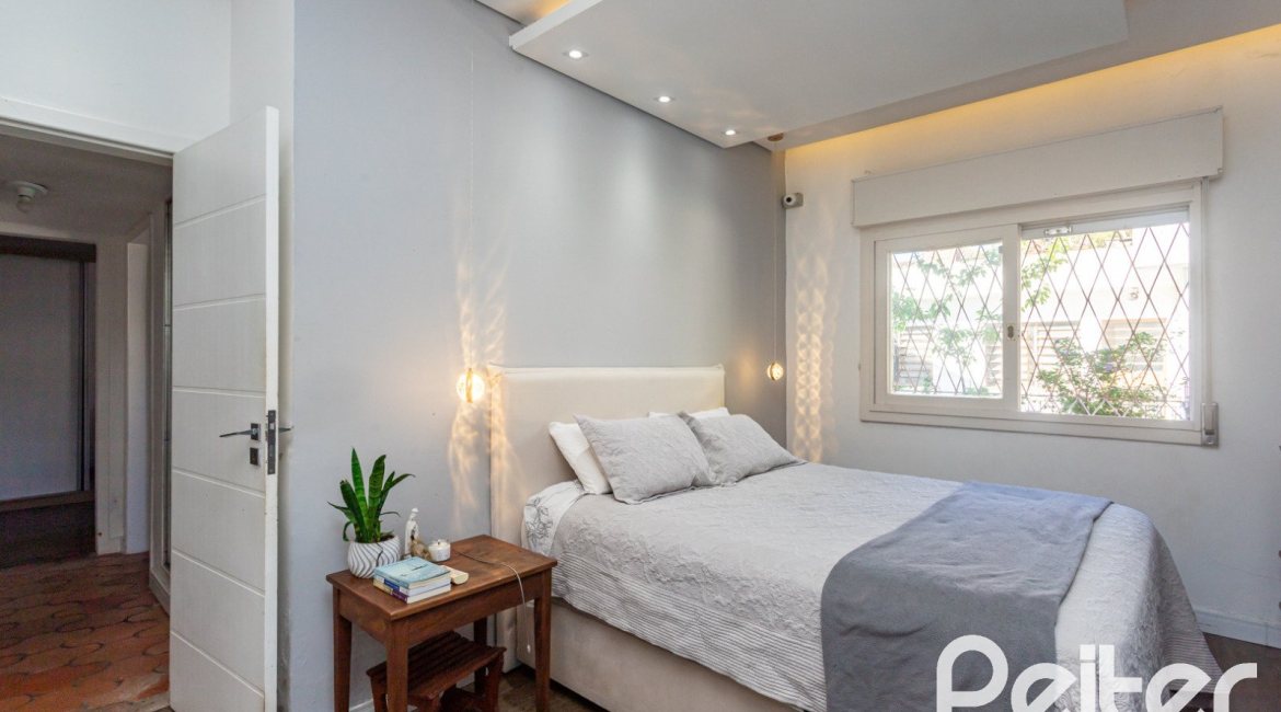 Casa à venda com 203m², 3 dormitórios, 1 suíte, 4 vagas, no bairro Ipanema em Porto Alegre