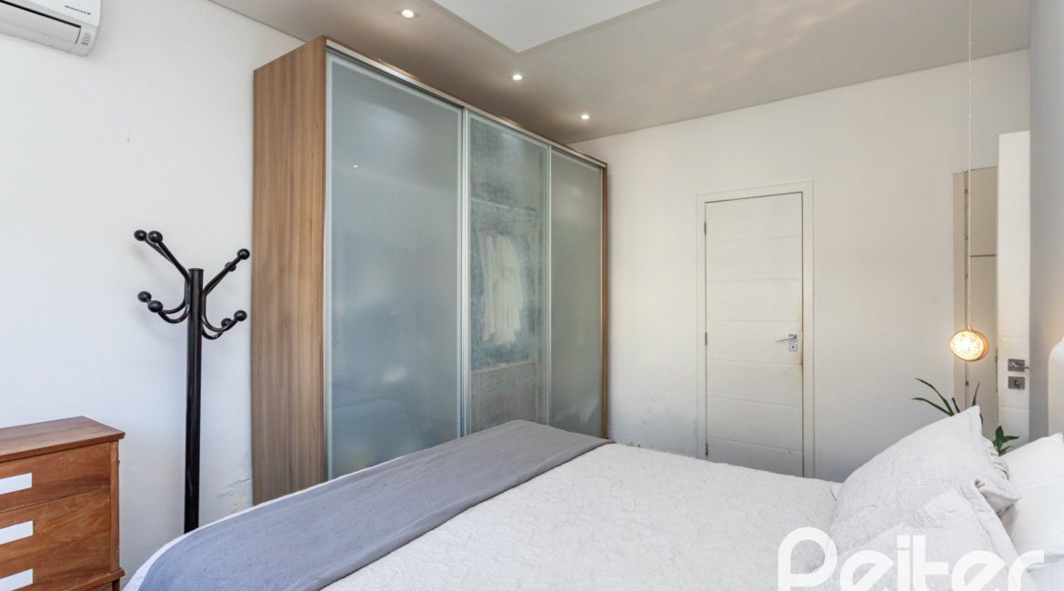Casa à venda com 203m², 3 dormitórios, 1 suíte, 4 vagas, no bairro Ipanema em Porto Alegre