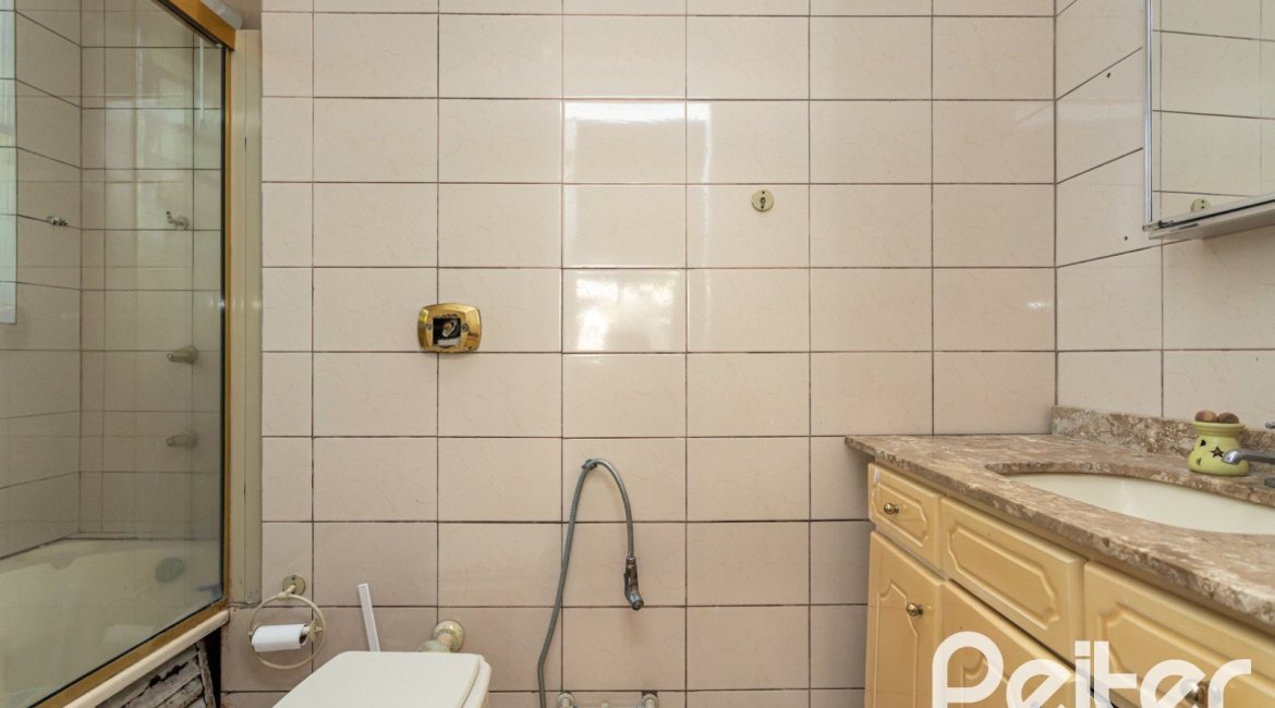 Casa à venda com 203m², 3 dormitórios, 1 suíte, 4 vagas, no bairro Ipanema em Porto Alegre