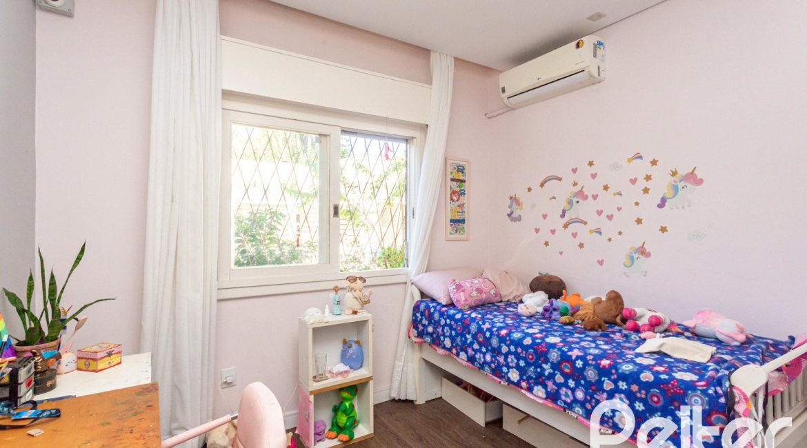 Casa à venda com 203m², 3 dormitórios, 1 suíte, 4 vagas, no bairro Ipanema em Porto Alegre