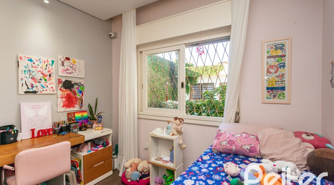 Casa à venda com 203m², 3 dormitórios, 1 suíte, 4 vagas, no bairro Ipanema em Porto Alegre