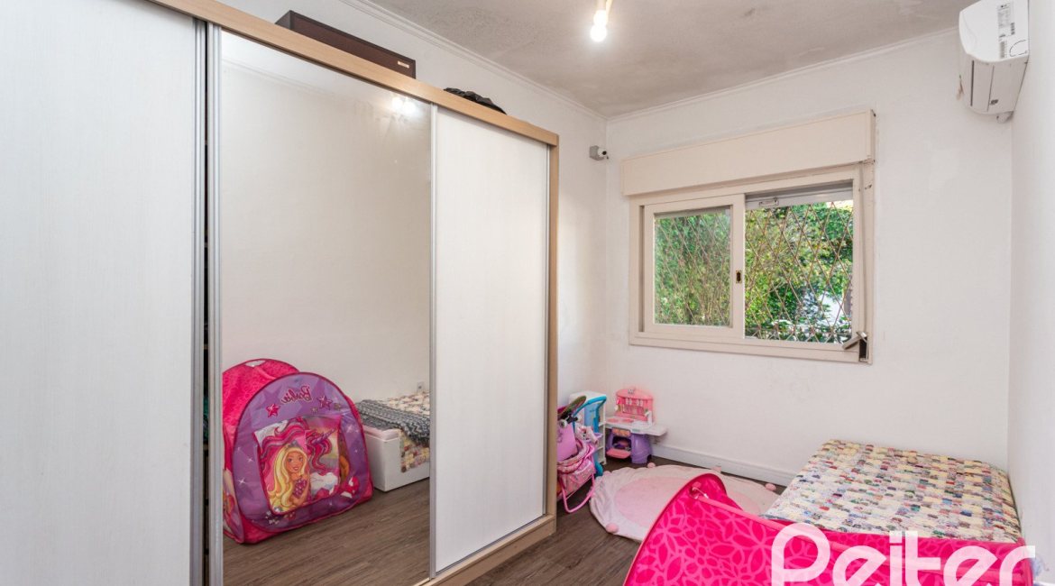 Casa à venda com 203m², 3 dormitórios, 1 suíte, 4 vagas, no bairro Ipanema em Porto Alegre