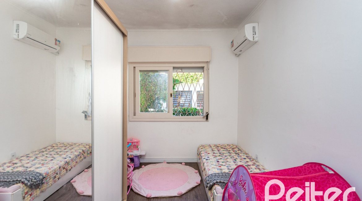 Casa à venda com 203m², 3 dormitórios, 1 suíte, 4 vagas, no bairro Ipanema em Porto Alegre