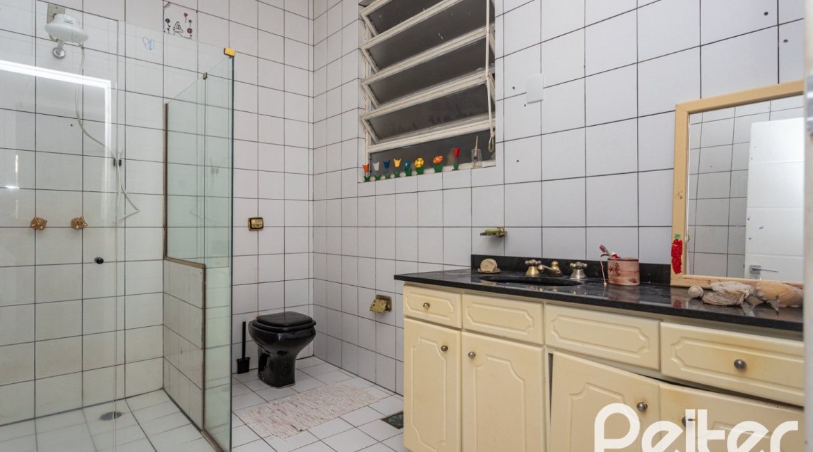 Casa à venda com 203m², 3 dormitórios, 1 suíte, 4 vagas, no bairro Ipanema em Porto Alegre