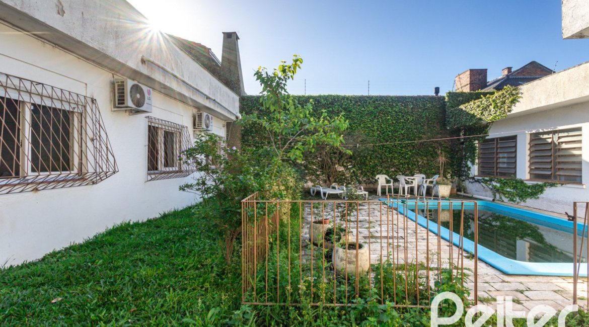 Casa à venda com 203m², 3 dormitórios, 1 suíte, 4 vagas, no bairro Ipanema em Porto Alegre
