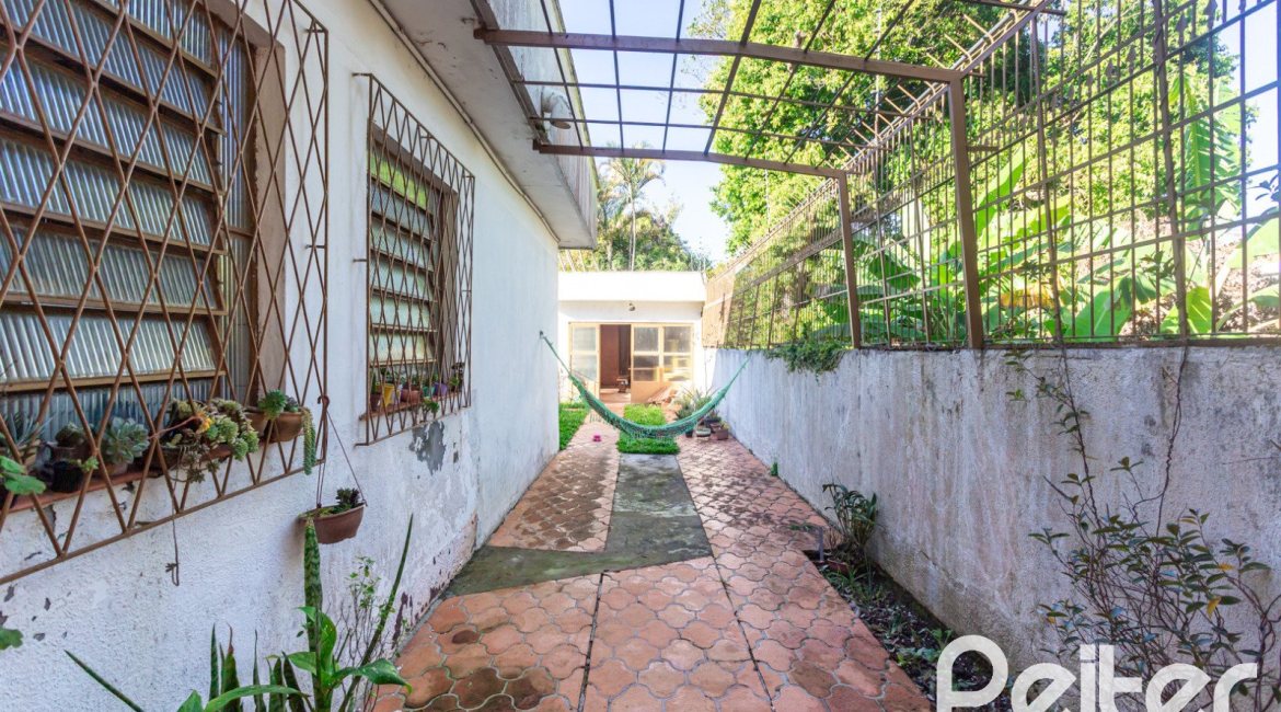 Casa à venda com 203m², 3 dormitórios, 1 suíte, 4 vagas, no bairro Ipanema em Porto Alegre