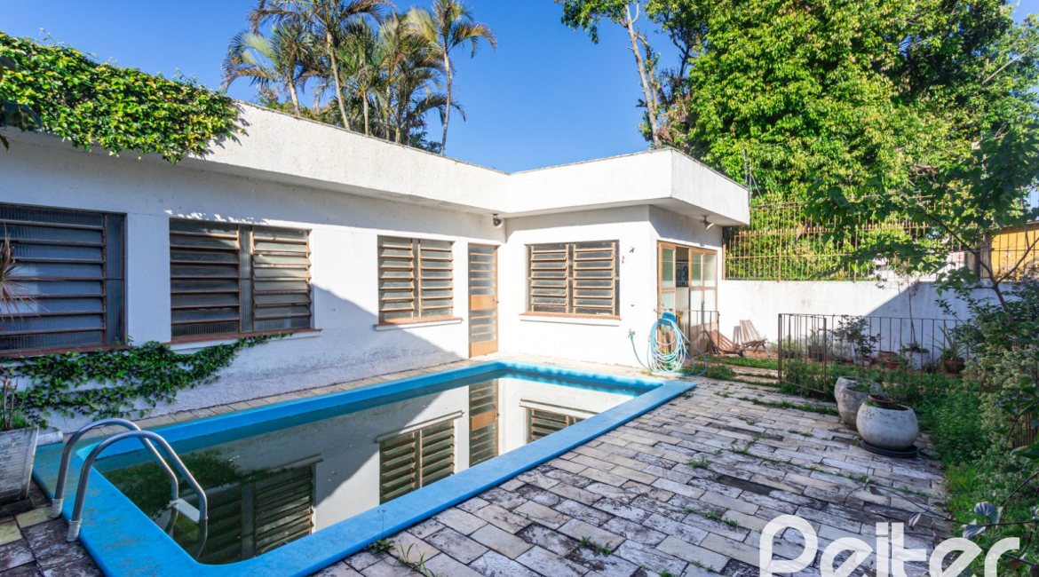 Casa à venda com 203m², 3 dormitórios, 1 suíte, 4 vagas, no bairro Ipanema em Porto Alegre