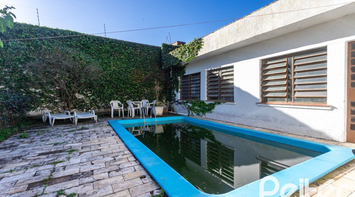 Casa à venda com 203m², 3 dormitórios, 1 suíte, 4 vagas, no bairro Ipanema em Porto Alegre