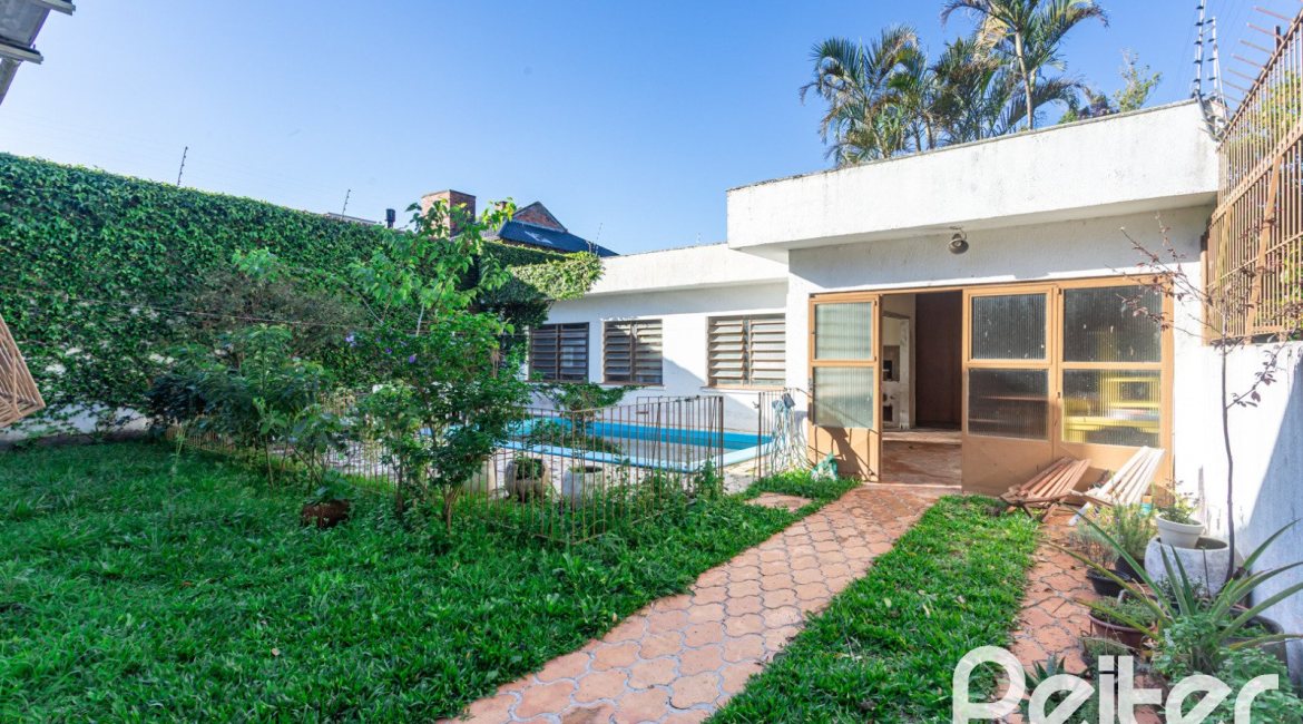 Casa à venda com 203m², 3 dormitórios, 1 suíte, 4 vagas, no bairro Ipanema em Porto Alegre