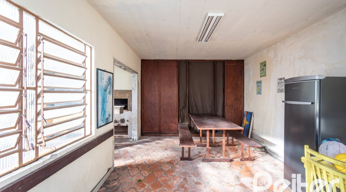 Casa à venda com 203m², 3 dormitórios, 1 suíte, 4 vagas, no bairro Ipanema em Porto Alegre