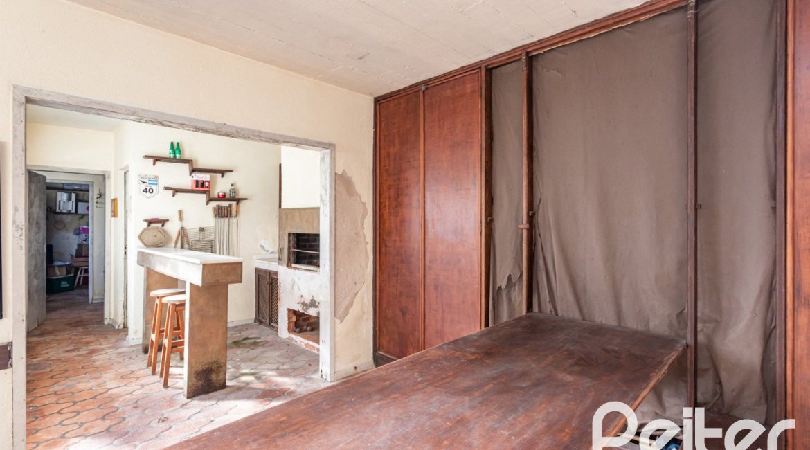 Casa à venda com 203m², 3 dormitórios, 1 suíte, 4 vagas, no bairro Ipanema em Porto Alegre