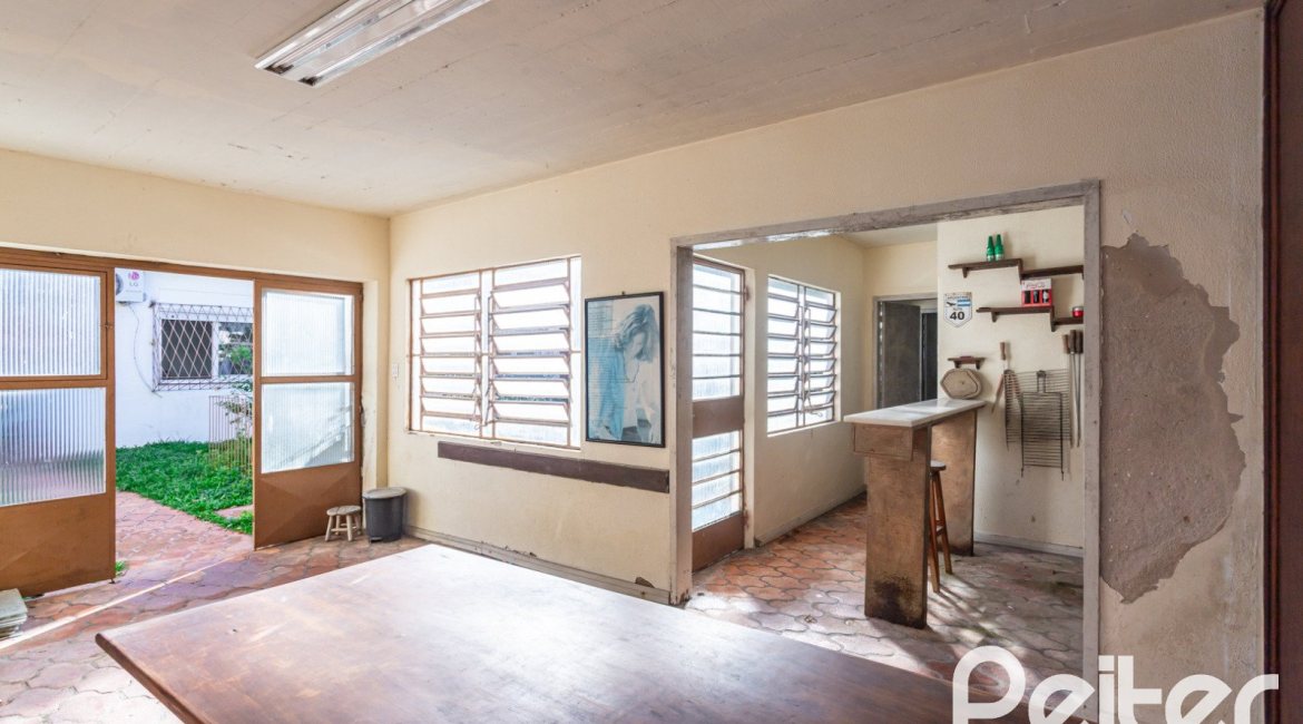 Casa à venda com 203m², 3 dormitórios, 1 suíte, 4 vagas, no bairro Ipanema em Porto Alegre