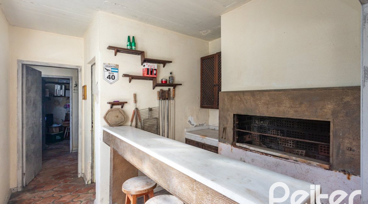 Casa à venda com 203m², 3 dormitórios, 1 suíte, 4 vagas, no bairro Ipanema em Porto Alegre