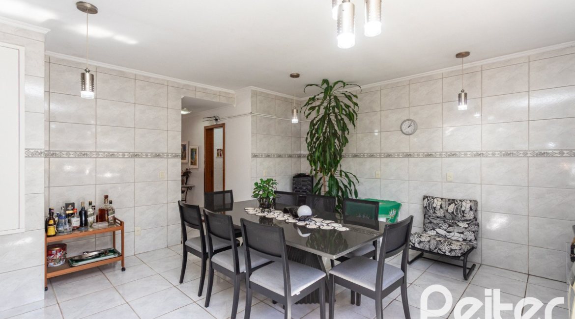 Casa à venda com 234m², 3 dormitórios, 1 suíte, 4 vagas, no bairro Tristeza em Porto Alegre