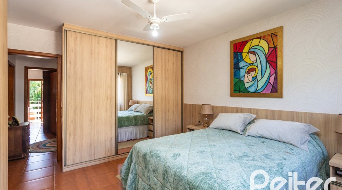 Casa à venda com 234m², 3 dormitórios, 1 suíte, 4 vagas, no bairro Tristeza em Porto Alegre