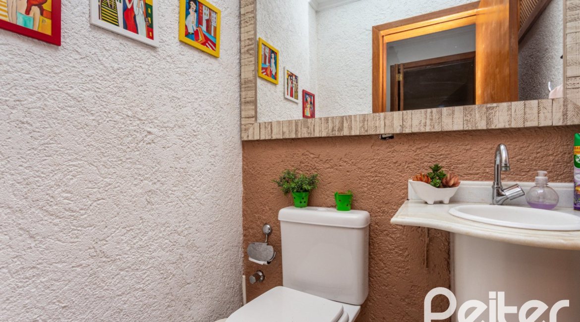 Casa à venda com 234m², 3 dormitórios, 1 suíte, 4 vagas, no bairro Tristeza em Porto Alegre
