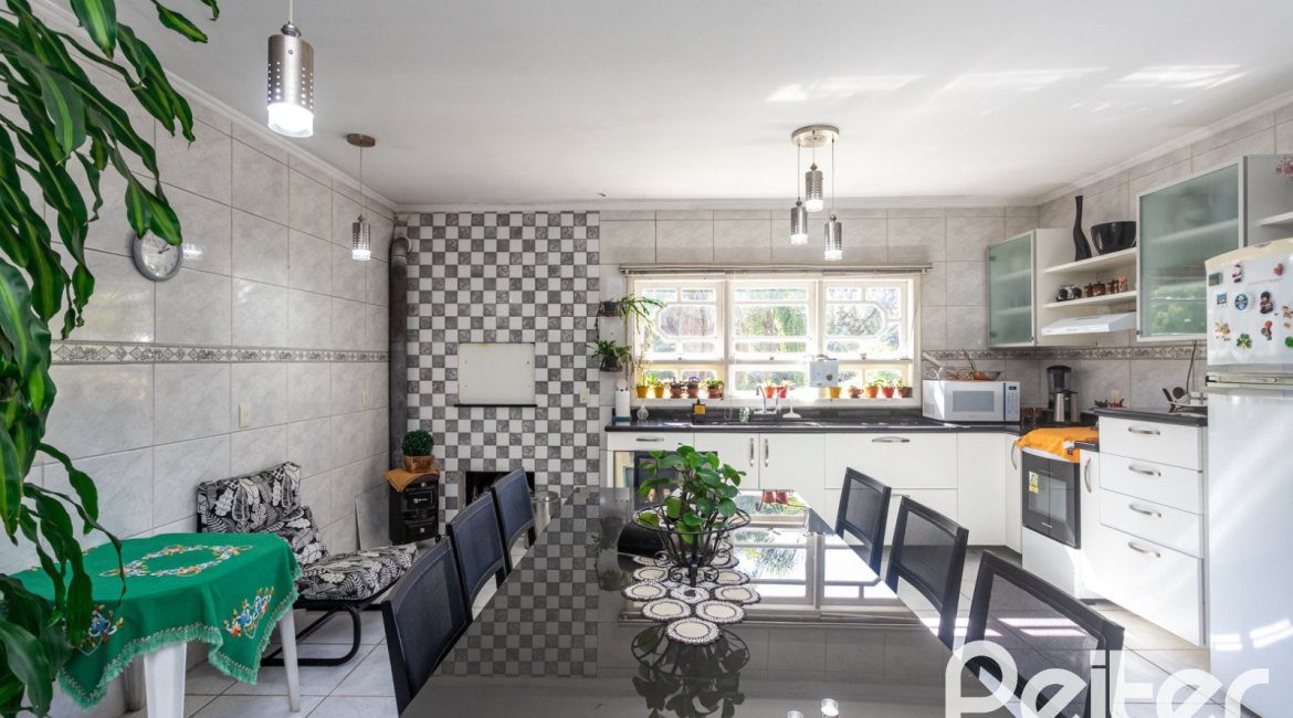 Casa à venda com 234m², 3 dormitórios, 1 suíte, 4 vagas, no bairro Tristeza em Porto Alegre