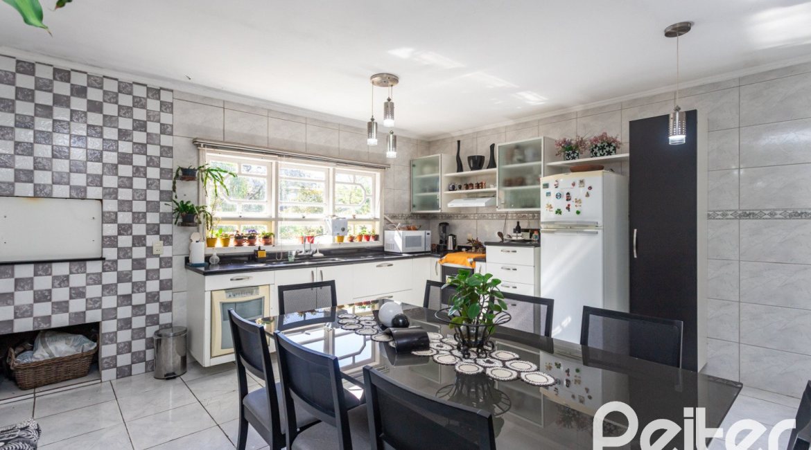 Casa à venda com 234m², 3 dormitórios, 1 suíte, 4 vagas, no bairro Tristeza em Porto Alegre